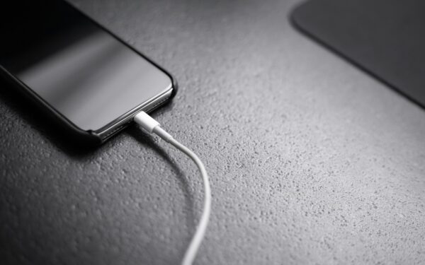 Telefonų baterijų ilgaamžiškumas: ką daryti kasdien, kad išlaikytumėte geresnę įkrovą po kelerių metų