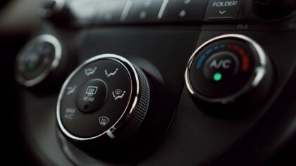 Vasaros karščiai ir automobilio salonas kaip orkaitė: kada karšta tampa pavojinga ir kaip to išvengti