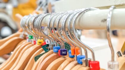 Vintažiniai radiniai šiandienos spintoje: kaip prikelti senus drabužius naujam gyvenimui be perspaudimo
