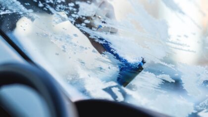 Žiemos langų apšalimas ir užšalusios spynos: kaip paruošti automobilį šalčiams ir išvengti pavojingų situacijų