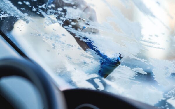 Žiemos langų apšalimas ir užšalusios spynos: kaip paruošti automobilį šalčiams ir išvengti pavojingų situacijų
